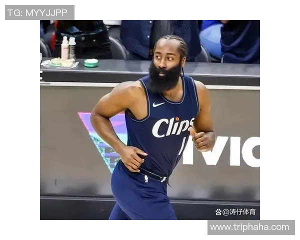 客战勇士！快船登机照：全员深色系运动装 登哥大胡子相当抢镜